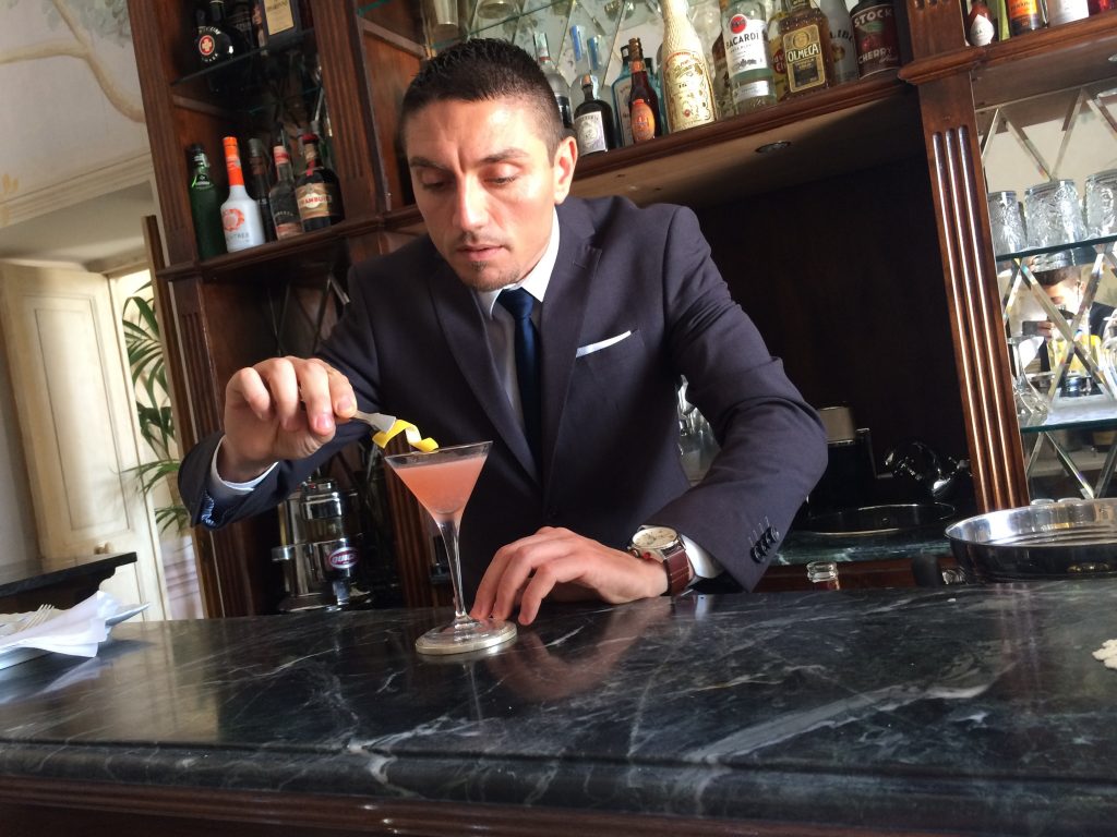 Elia Calò mentre prepara un cocktail in una struttura di lusso